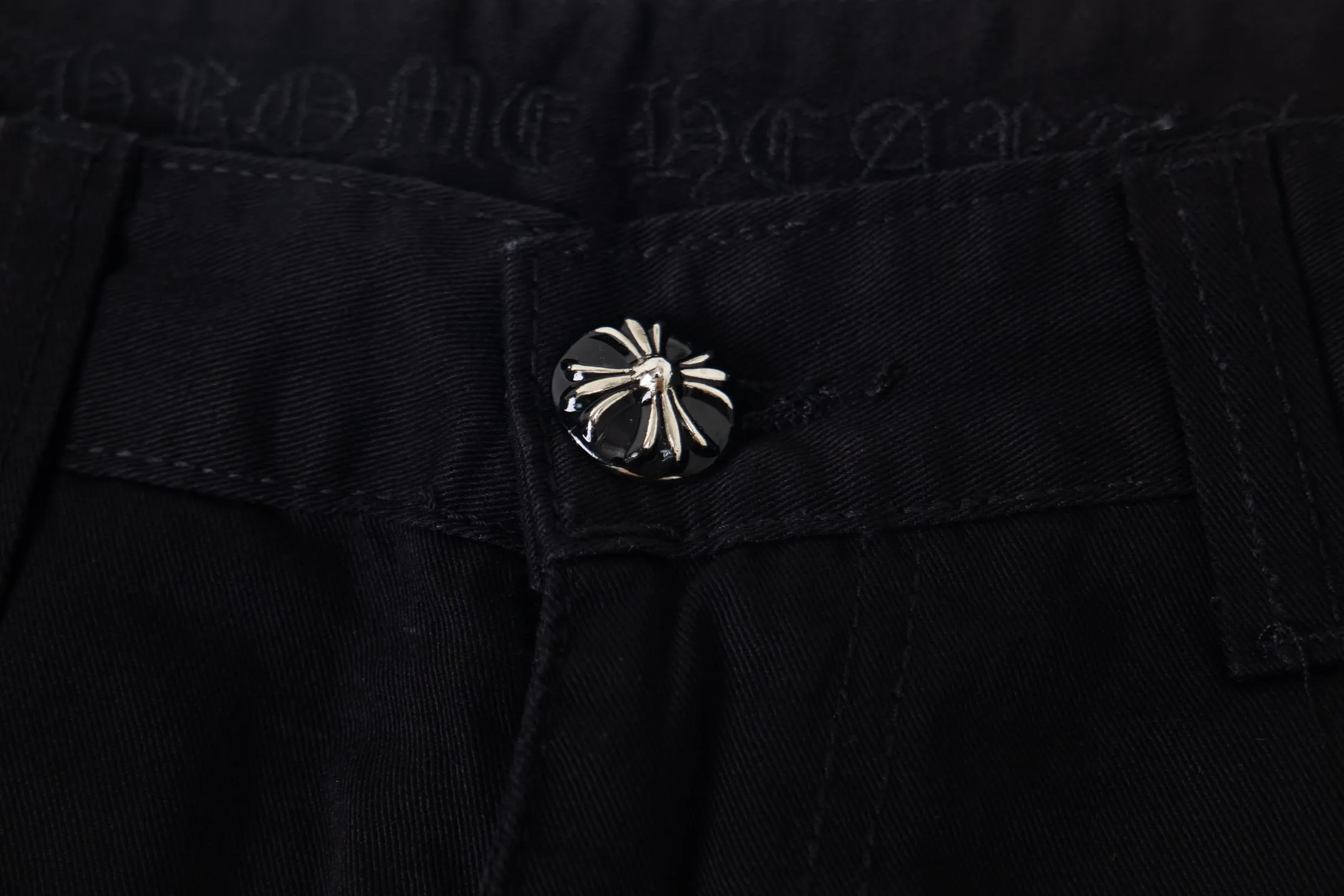 P260 Chrome Hearts Leopard Print Jeans with Black Leather and Wooden Leather Elements Washed Jeans. Really restores the ultimate vintage texture. Three-dimensional version. Loose and comfortable, not picky about the figure. Makes taller and slimmer. Factory-made. Original factory quality control. Same style for men and women. Can be matched with couples. Versatile recommendation. Must-have jeans for all seasons. Fashionistas have been disappointed. From the quality selection of fabrics, the tailoring of details, and the matching of patterns, they are all impeccable! The upper body is so handsome when worn...it can be easily worn by men, women and children! The craftsmanship is made of heavy-duty washed pure cotton denim fabric. After washing, it is soft and thick. It is very stylish when worn on the body. Style number: 1776# Color: black Size: 28 30 32 34 36